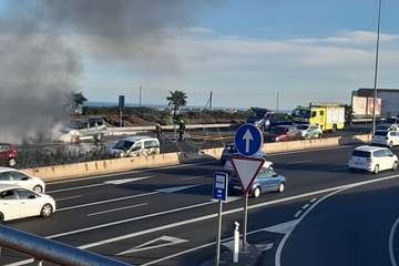  Un todoterreno se incendia en la GC-1 a su paso por Telde/TA.